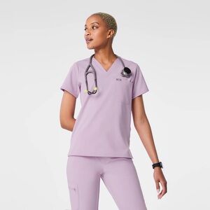 Figs Catarina One-Pocket Scrub Top. Lavender Dew